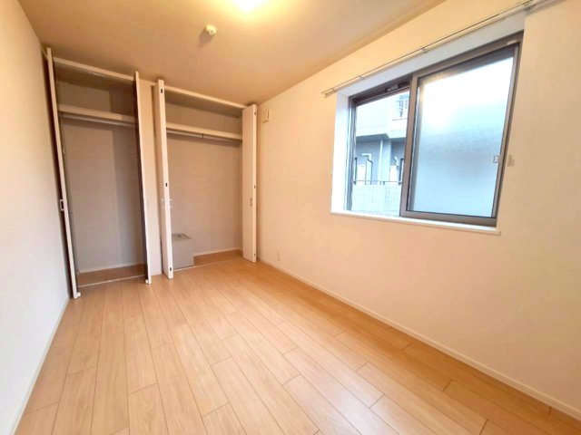 メゾン　ボーテの洋室|★寝室の壁一面に収納があります★