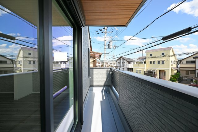 ハピクルタウン伊丹市瑞原3丁目新築一戸建て│4LDK+駐車1台可のバルコニー|2階バルコニー
朝の陽ざしが心地よい東向きバルコニー。朝の時間帯に明るい日差しが入りやすく、洗濯物を干したり、爽やかな空気を感じながら過ごしたりできる心地よいバルコニーです。