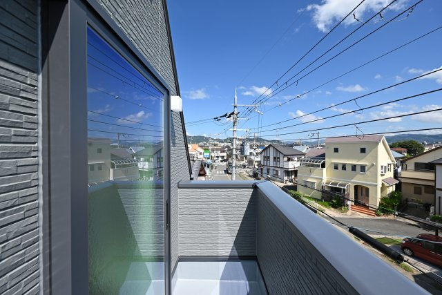 ハピクルタウン伊丹市瑞原3丁目新築一戸建て│4LDK+駐車1台可のバルコニー|3階バルコニー
朝の陽ざしが心地よい東向きバルコニー。朝の時間帯に明るい日差しが入りやすく、洗濯物を干したり、爽やかな空気を感じながら過ごしたりできる心地よいバルコニーです。