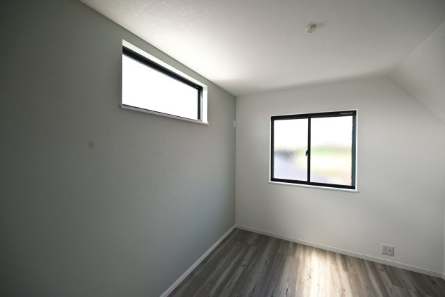 ハピクルタウン伊丹市瑞原3丁目新築一戸建て│4LDK+駐車1台可の子供部屋|3階洋室約5.3帖
ベッドや学習机などを配置しやすい広さで、お子様の成長に合わせたお部屋づくりを楽しめます。自分だけの空間として、勉強や趣味にも活用できる居心地の良い一室です。
