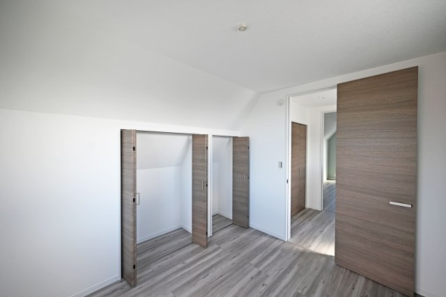 ハピクルタウン伊丹市瑞原3丁目新築一戸建て│4LDK+駐車1台可の収納|3階洋室約5.3帖
衣類やおもちゃ、学用品などをまとめて収納できるため、居室を広く使いやすいのが魅力。お子様の成長に合わせて使い方を変えられる、使い勝手の良い空間です。