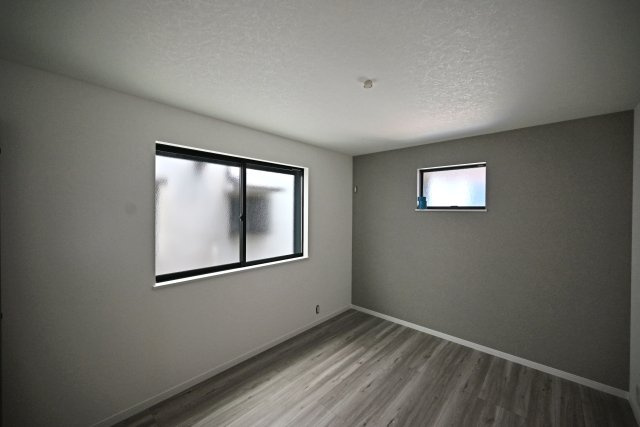 ハピクルタウン伊丹市瑞原3丁目新築一戸建て│4LDK+駐車1台可の洋室|1階洋室約6.2帖
ベッドやデスクなどの家具を配置しやすく、寝室や子供部屋、趣味の部屋などライフスタイルに合わせて多彩に活用できます。1階ならではの使い勝手の良さも魅力です。