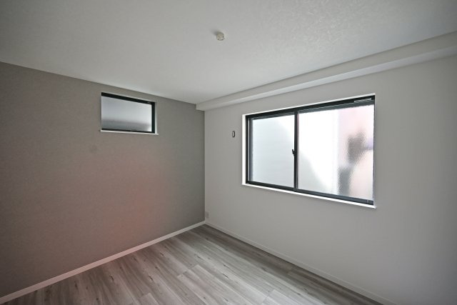 ハピクルタウン伊丹市瑞原3丁目新築一戸建て│4LDK+駐車1台可の洋室|1階洋室約5.9帖
壁の一面にアクセントを加えることで、空間にメリハリが生まれ、落ち着きのある洗練された雰囲気を演出。お気に入りの家具やインテリアも映える、居心地の良いお部屋です。