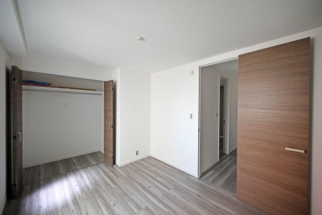 ハピクルタウン伊丹市瑞原3丁目新築一戸建て│4LDK+駐車1台可の収納|1階洋室約5.9帖
クローゼット完備。衣類はもちろん、バッグや季節物などもまとめて収納でき、室内をすっきりと保ちやすいのが魅力。収納家具を置くスペースを抑えられるため、居室を広々と使えます。