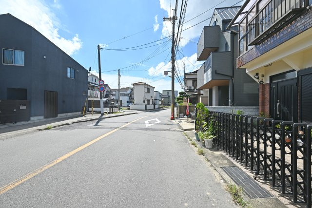 ハピクルタウン伊丹市瑞原3丁目新築一戸建て│4LDK+駐車1台可の前面道路含む現地写真|東側公道幅員8ｍ