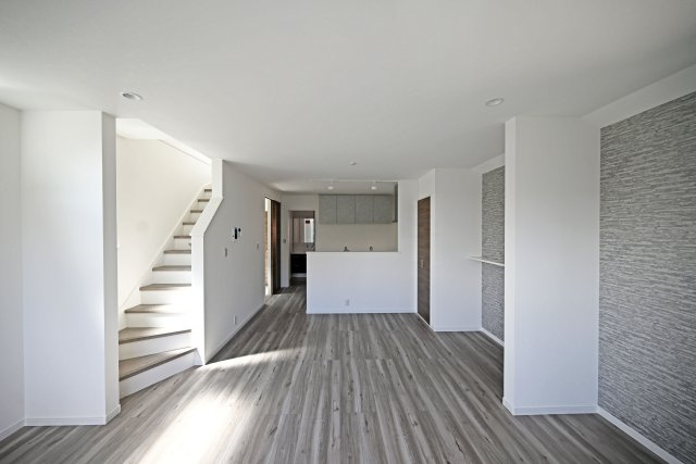 ハピクルタウン伊丹市瑞原3丁目新築一戸建て│4LDK+駐車1台可の居間・リビング|家族が自然と顔を合わせるリビング階段を採用、リビングを通って2階へ上がる間取りのため、家族とのコミュニケーションが生まれやすく、お子様の帰宅や外出にも気づきやすい住空間です。