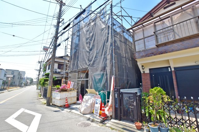 ハピクルタウン伊丹市瑞原3丁目新築一戸建て│4LDK+駐車1台可の前面道路含む現地写真|前面道路幅員8ｍの広さ、陽当たりも良好です。詳しくはお気軽にお問い合わせください。