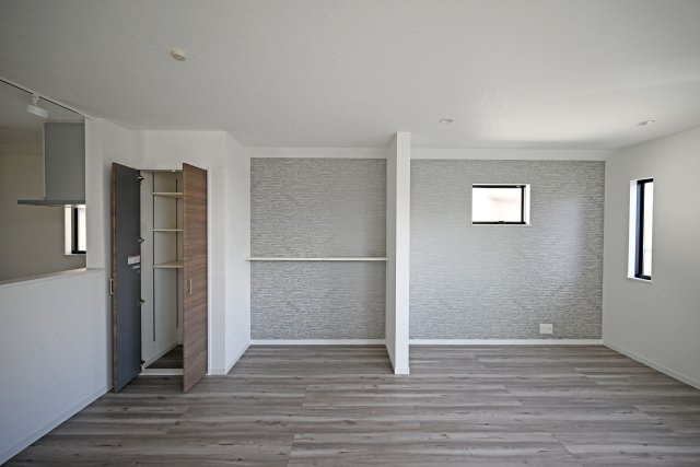 ハピクルタウン伊丹市瑞原3丁目新築一戸建て│4LDK+駐車1台可のダイニング|一面にアクセントクロスを施した、印象的なLDK。アクセントとなるクロスがインテリアを引き立て、落ち着きとおしゃれな雰囲気を演出。家族が集まるリビングを、心地よく過ごせる空間に仕上げています。
