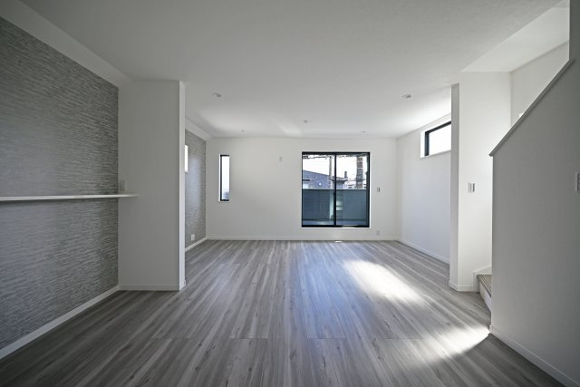 ハピクルタウン伊丹市瑞原3丁目新築一戸建て│4LDK+駐車1台可の居間・リビング|キッチン側からリビングに向かって撮影した写真です。料理をしながら家族の様子を見守ることができ、お子様が遊んでいる姿も確認しやすい間取りです。家族との会話も自然と生まれやすく、コミュニケーションを大切に