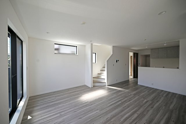 ハピクルタウン伊丹市瑞原3丁目新築一戸建て│4LDK+駐車1台可のキッチン|約19帖のゆとりある広々LDK。家具を配置しても圧迫感が少なく、家族みんなでのびのびと過ごせる開放的な空間です。リビングでくつろいだり、ダイニングで食事を楽しんだりと、家族の時間を快適に過ごせます。
