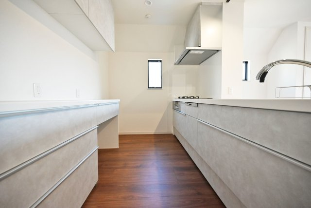 ハピクルタウン伊丹市瑞原の内観：施工例|※同社施工例写真
キッチンスペースはお料理中でも人がすれ違えるぐらい余裕です。