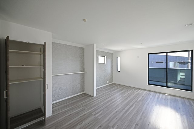 ハピクルタウン伊丹市瑞原3丁目新築一戸建て│4LDK+駐車1台可の居間・リビング|バルコニーに面した明るく開放的なリビング。大きな窓から自然光が差し込み、心地よい明るさを感じられる空間です。バルコニーとのつながりもあり、開放感のあるリビングで家族との時間をゆったり楽しめます。