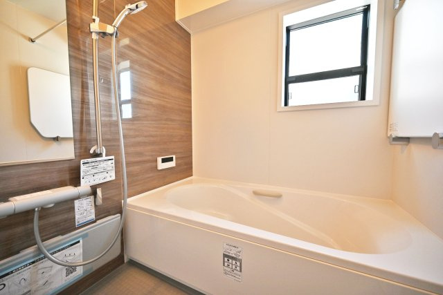 ハピクルタウン伊丹市瑞原3丁目新築一戸建て│4LDK+駐車1台可の内観：施工例|※同社施工例写真
浴室は足を伸ばしてゆっくりくつろげるサイズ。一日の疲れを癒してくれます。