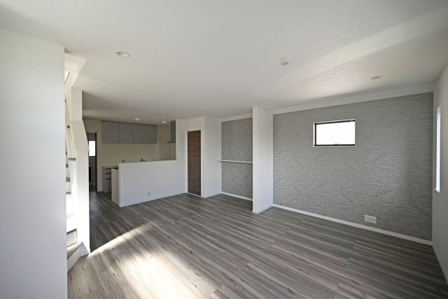 ハピクルタウン伊丹市瑞原3丁目新築一戸建て│4LDK+駐車1台可の居間・リビング|家具の配置がしやすい、ゆとりあるLDK。ソファやダイニングテーブルなどの家具をレイアウトしやすく、家族のライフスタイルに合わせた空間づくりを楽しめます。