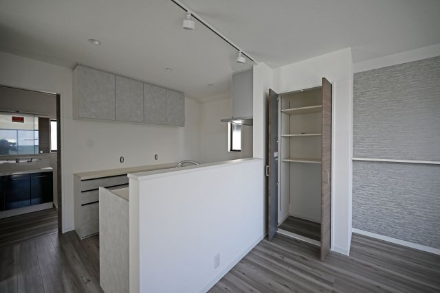 ハピクルタウン伊丹市瑞原3丁目新築一戸建て│4LDK+駐車1台可のキッチン|家族との会話が弾む対面式キッチンはリビング・ダイニングを見渡しながら料理ができるので、お子様の様子を見守りながら家事をこなせます。家族とのコミュニケーションを大切にできる、使い勝手の良いキッチンです。