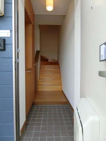 プラティーク　ヴィラの玄関|イメージ201号室の写真（反転あり）