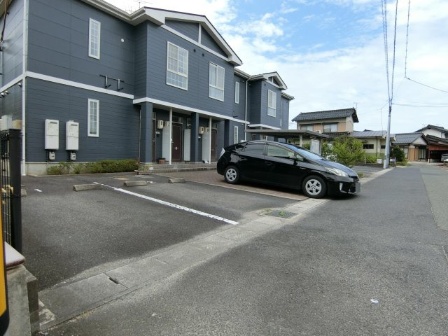 プラティーク　ヴィラの駐車場