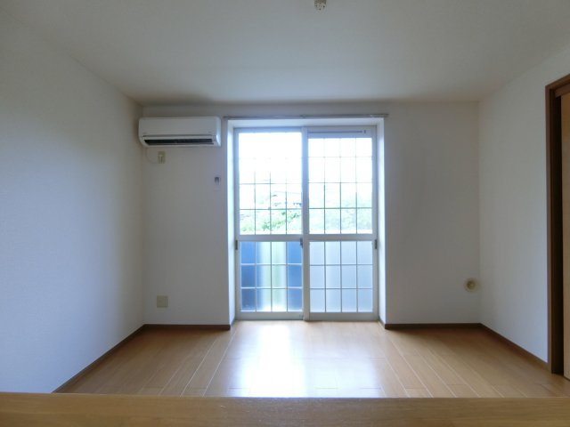 プラティーク　ヴィラの居間・リビング|イメージ201号室の写真（反転あり）