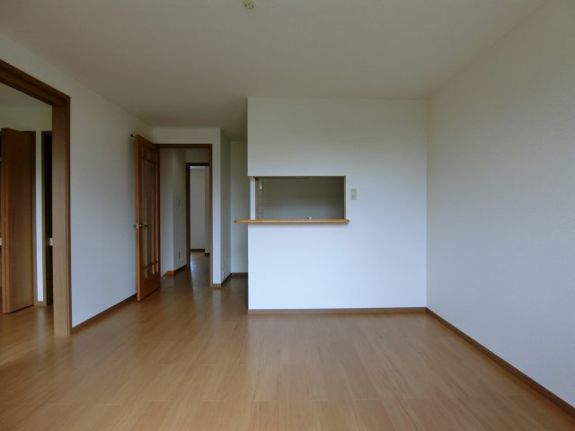 プラティーク　ヴィラの居間・リビング|イメージ201号室の写真（反転あり）