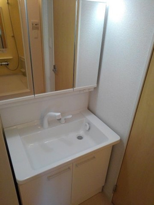 【洗面所】 | クレセントＡ | 忙しい朝には欠かせない洗面所です