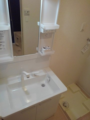 【洗面所】 | ドッグ・ウッド・ベル | コンパクトで使いやすい洗面所