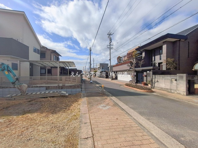 ブルーミングガーデン清里町の前面道路含む現地写真