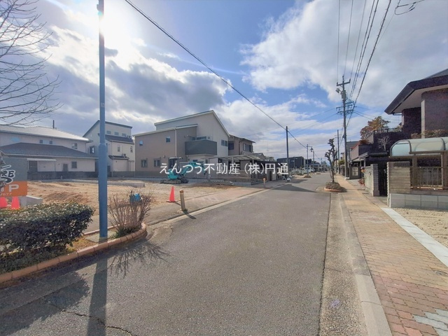 ブルーミングガーデン清里町の前面道路含む現地写真