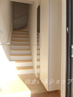 広島市安佐北区上深川町のアパートの玄関|ミラー付き大型シューズボックス