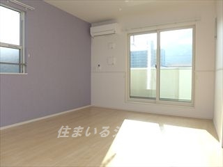 広島市安佐北区上深川町のアパートの居間・リビング|エアコン付き