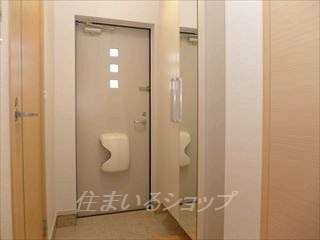 広島市安佐北区深川５丁目のアパートの玄関|ミラー付き大型シューズボックス