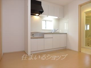 広島市安佐北区深川５丁目のアパートのキッチン|床下収納・浄水器一体型シャワー水栓・窓あり