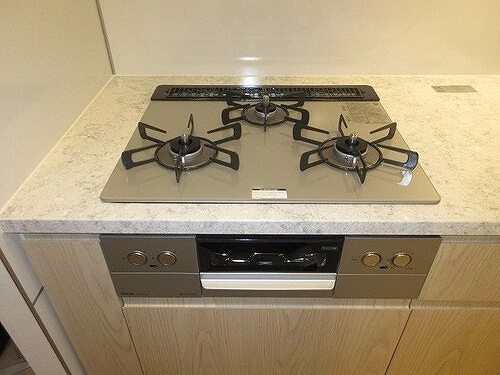サンウッドフラッツ新宿四谷三丁目の設備|３口ガスコンロ