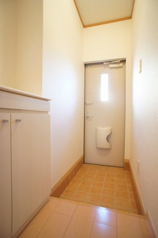 アンダー・リバーの玄関