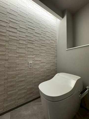 キャナルワーフタワーズWESTのトイレ|デザイン性、防臭効果のためのエコカラット採用！！
間接照明もあるタンクレスのトイレです♪