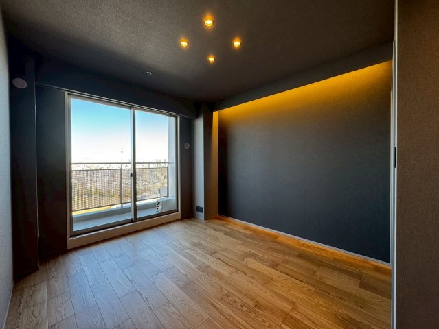 キャナルワーフタワーズWESTの洋室|主寝室です♪
ダウンライトと間接照明が大人の空間を演出し
日々の疲れを癒してくれます♪