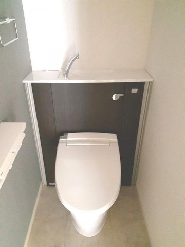 メゾンド・ドルフィンⅡのトイレ|落ち着いた色調のトイレです