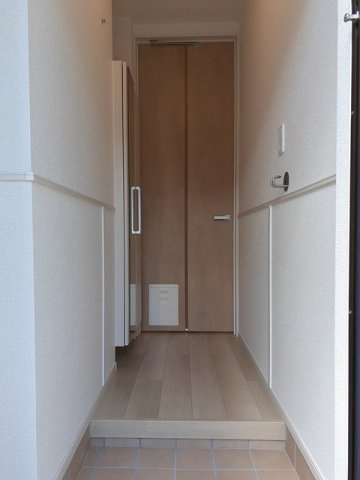 ルミエールＡの玄関|明るい玄関です
