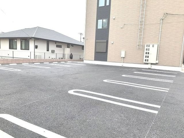 カエラ・シェリの駐車場|駐車スペースもあります