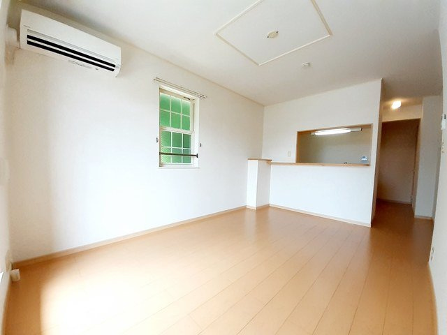 【居間・リビング】 | コーポ鷲峰Ⅱ | ゆったり過ごせる居間です
