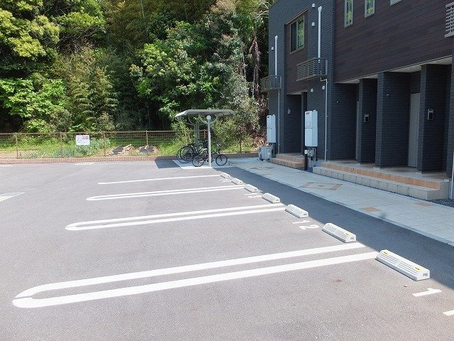 【駐車場】 | エクセレント本城Ｂ | カースペースがあります