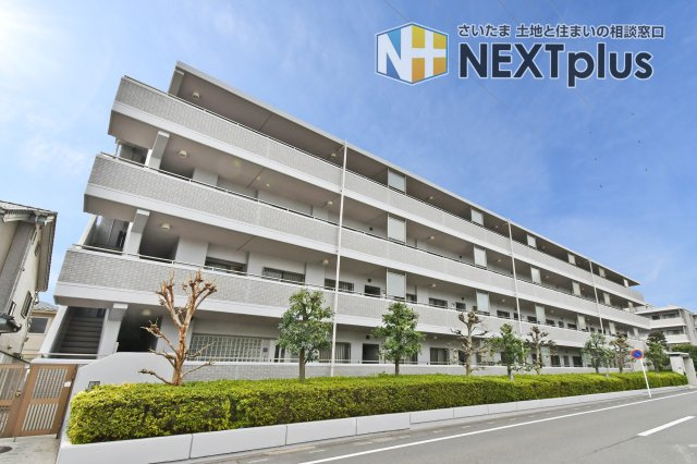 メゾン・ド・ルミネ東大宮の外観|2025年に大規模修繕を終えたばかりの、清水建設施工による威風堂々とした外観。青空に映えるその佇まいは、管理体制の良さを物語ります。駅徒歩7分の街並みに調和する、安心と信頼の住まいです。