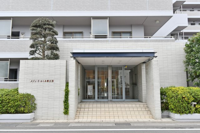 メゾン・ド・ルミネ東大宮|洗練されたエントランスアプローチ。フラットな設計と整えられた植栽が、住まう人を優しく迎え入れます。管理体制の良さが一目で伝わる、物件の顔に相応しい佇まいです。