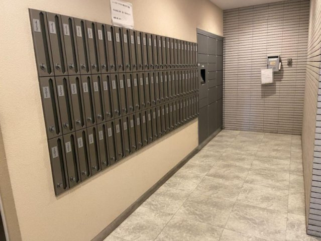 メゾン・ド・ルミネ東大宮の設備|全77戸分が整然と並ぶ管理の行き届いたメールボックス 。ダイヤル錠付きでプライバシーやセキュリティ面も安心です。清掃の行き届いた共用部が、住まう方の丁寧な暮らしと良好な管理体制を物語ります。