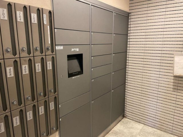 メゾン・ド・ルミネ東大宮の設備|不在時や非対面での荷物受け取りに便利な宅配ロッカーを完備 。再配達の手間を省き、ネットショッピングも快適に楽しめます。忙しい現代のライフスタイルを支える、マンションならではの嬉しい設備です。