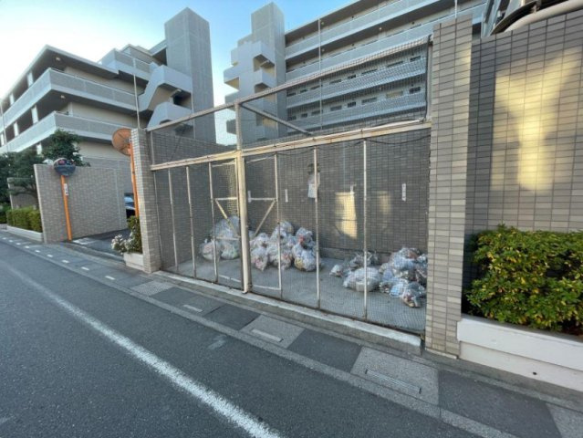 メゾン・ド・ルミネ東大宮のその他共用部分|専用のゴミ置き場を完備 。鳥よけのネットや囲いが設置されており、衛生面にも配慮されています 。忙しい朝でもスムーズにゴミ出しができ、共用部の清潔な環境が保たれている安心の管理体制です 。