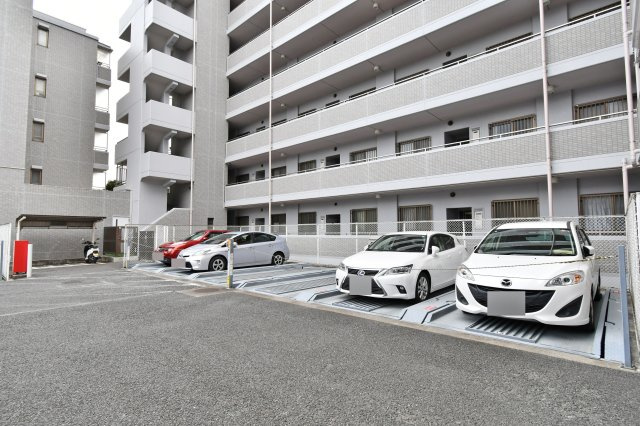 メゾン・ド・ルミネ東大宮の駐車場