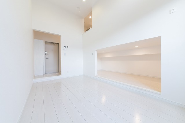 ＲＥＦＩＮＥＤ　ＴＡＳＴＥ　小塚の居間・リビング|こちらの居間で趣味の時間をお楽しみください