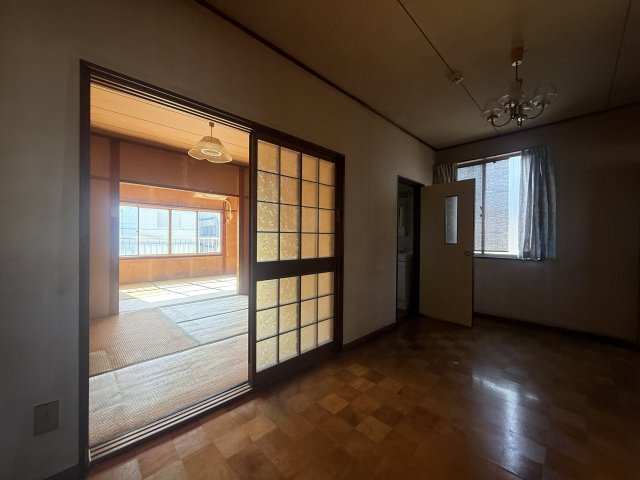 広田町１－７２住居付店舗の居間・リビング