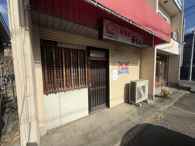 広田町１－７２住居付店舗の玄関