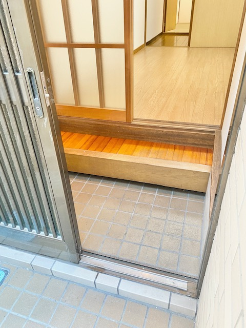 東淀川区豊新4丁目　テラスハウスの玄関|収納もある玄関です